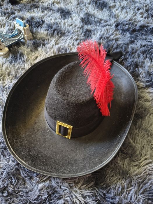 Kapelusz z piórem