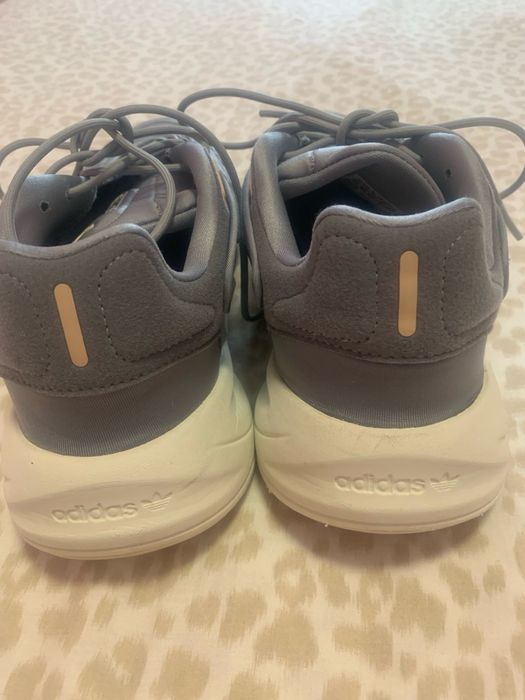білим Adidas Ozelia