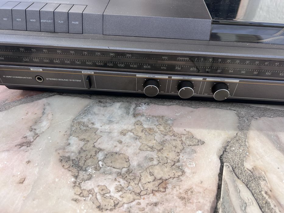 Leitor de Vinil Philips F1141 e radio antigo para peças