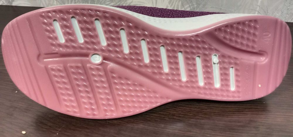 Кросівки жіночі 40 розмір