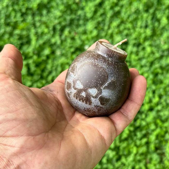 Свічка ручної роботи у формі бомби