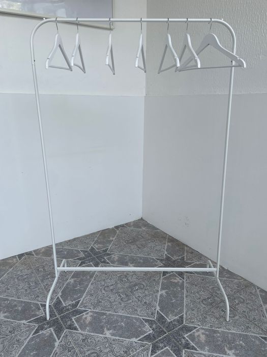 Charriot em metal branco para roupa