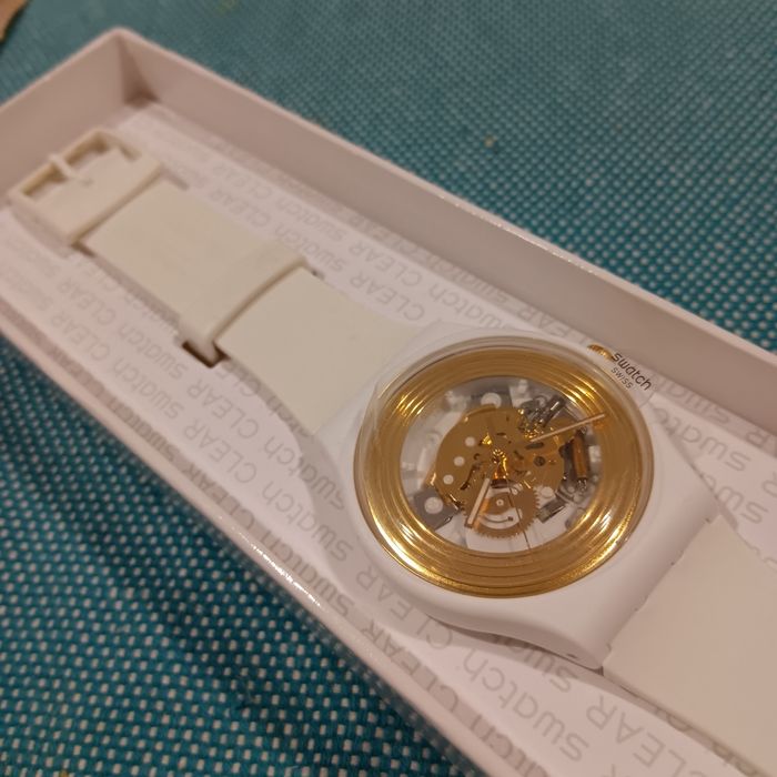 Relógio Swatch dourado e branco