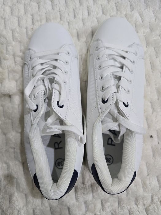 Sneakersy białe.