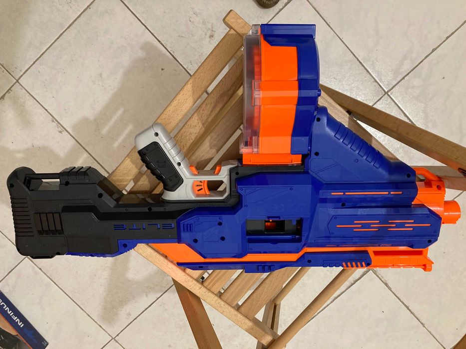 Lançador NERF Elite Infinus para 30 dados