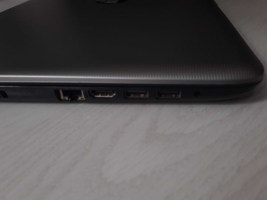 HP 15-ay109ur,Intel I5-7200U,8G DDR4,SSD 250G,HDD500G,R5 330M 2G,ідеал