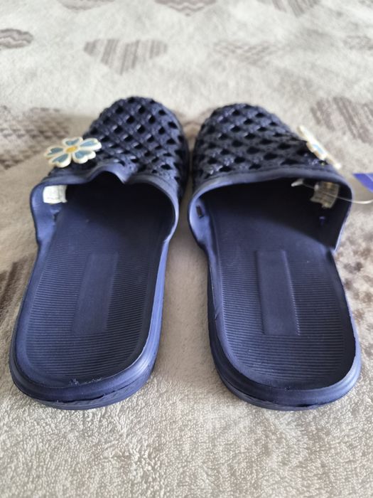 Klapki basenowe nowe, r. 37