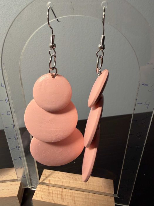 kolczyki wykonane z drewna w kształcie układanych kół- kolor jasny róż