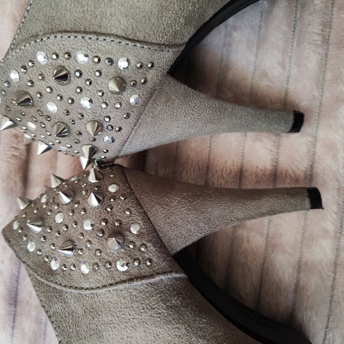 Botins Graceland Taupe 37 com apliques no calcanhar
