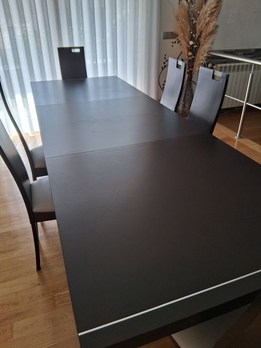 Vendo mesa (180×90) com 6 cadeira estufadas.  É  extensível até 2.68 m