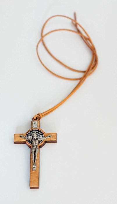Krzyżyk drewniany na szyję z rzemykiem św Benedykta 8 x 4,5 cm