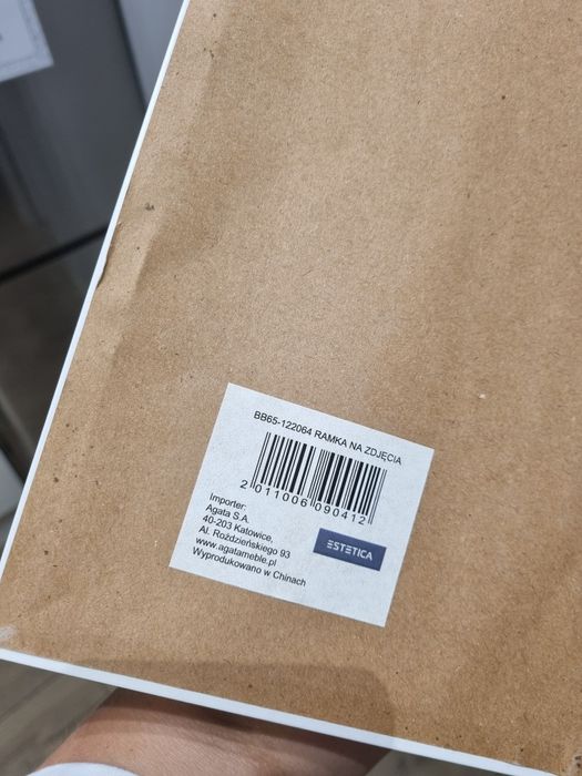 Biała, drewniana ramka na zdjęcia