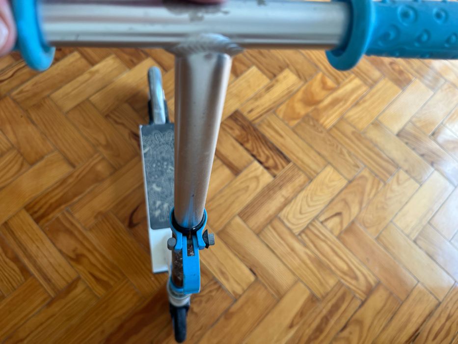 Trotinete oxelo azul como nova criança
