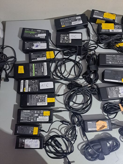 carregadores  p portáteis de várias marcas   originais para hp / Sony / lenovo/ Toshiba  c os cabos ligar  corrente.