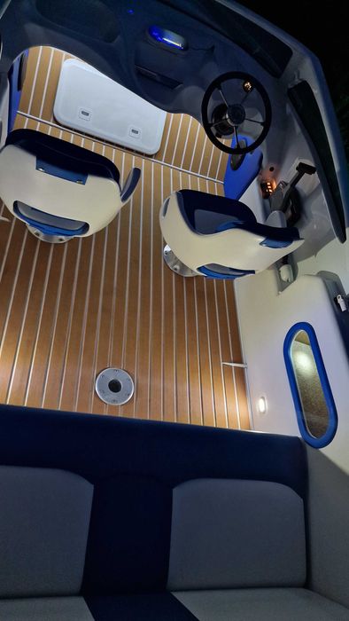 Катер для романтичних прогулянок.