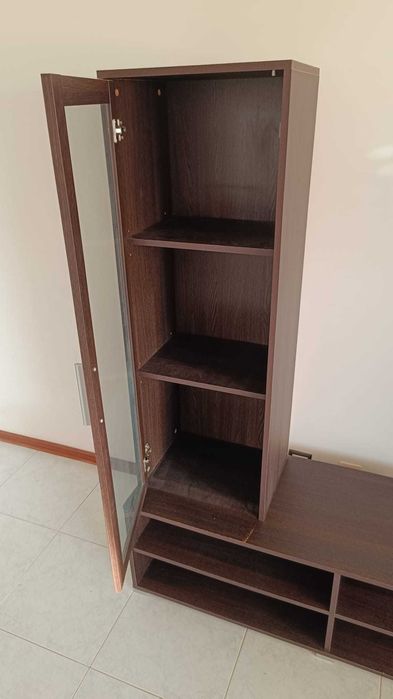 Móvel de sala para TV em wengué com vitrine e arrumação