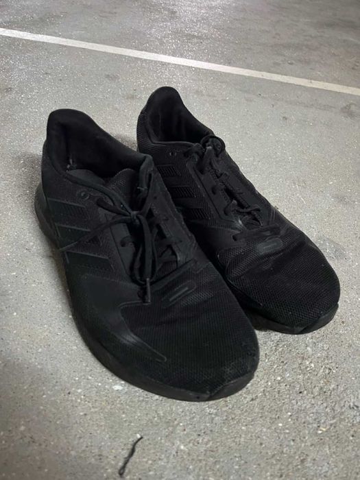 calçado desportivo preto da ADIDAS, em bom estado, tamanho 45