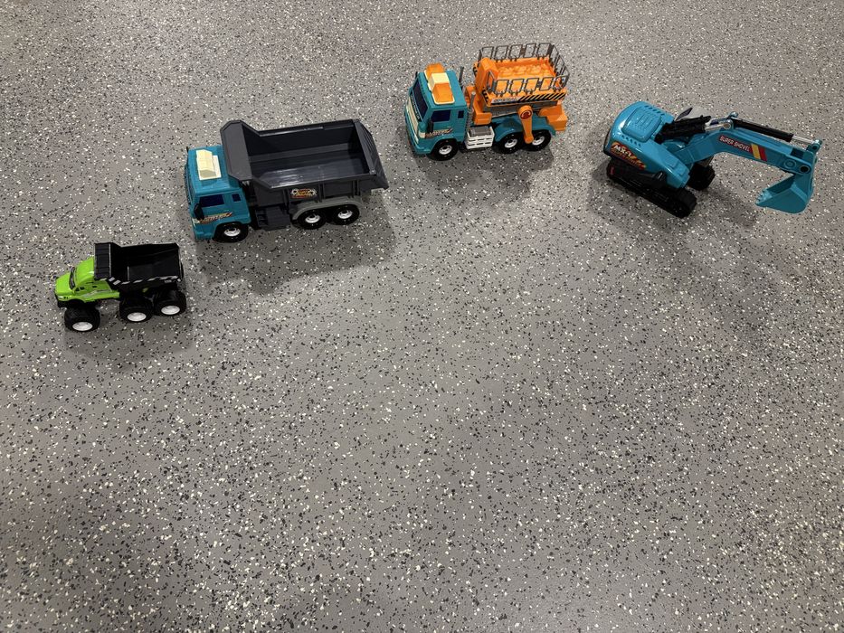 Zestaw 4 samochodow/ maszyn budowlanych zabawek.