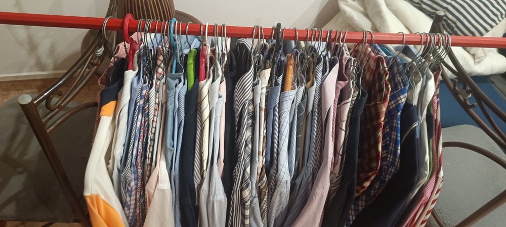 Camisas de vários tamanhos e marcas