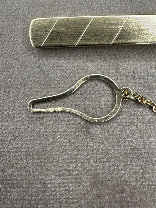 Alfinete de gravata em prata dourada