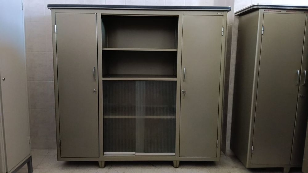 Armário com 2 portas de metal, prateleiras e portas de correr de vidro