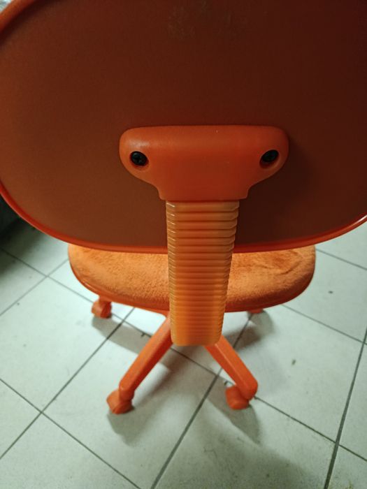 Cadeira cor de laranja