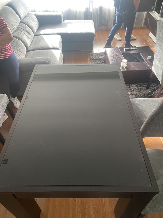 Mesa de jantar preta com vidro