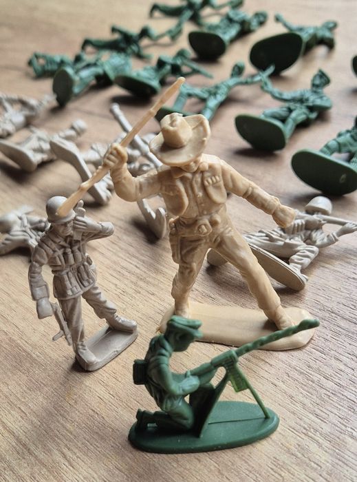 Figurki plastikowe żołnierzyki 30 sztuk wojsko armia lata 90