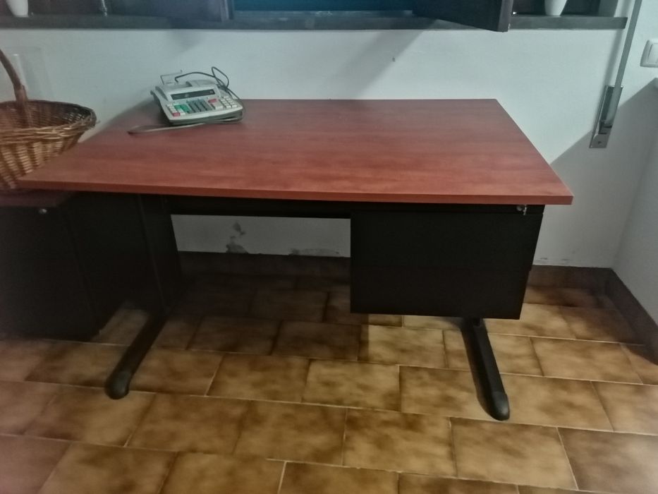 Secretaria usada mas em muito bom estado, com 2 gavetas incorporadas.