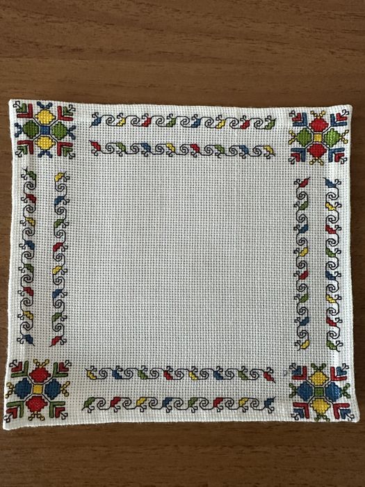 Вишивані вручну серветки
