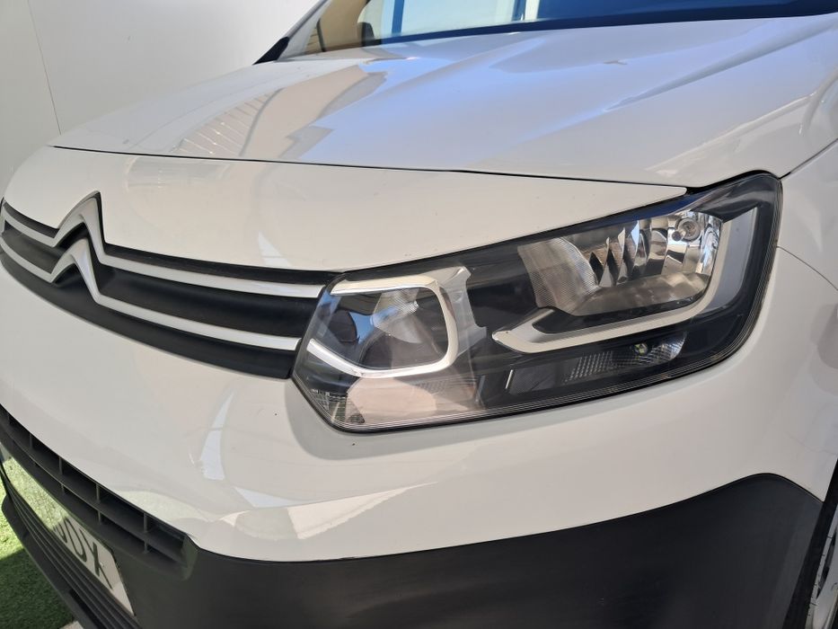 Farois dianteiros  o esquerdo, direito