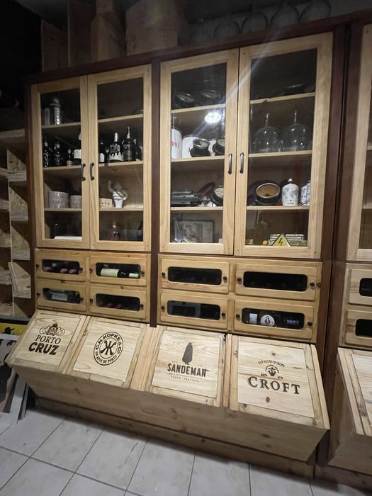 Moveis de mercearia com tulhas… e armarios louceiros!