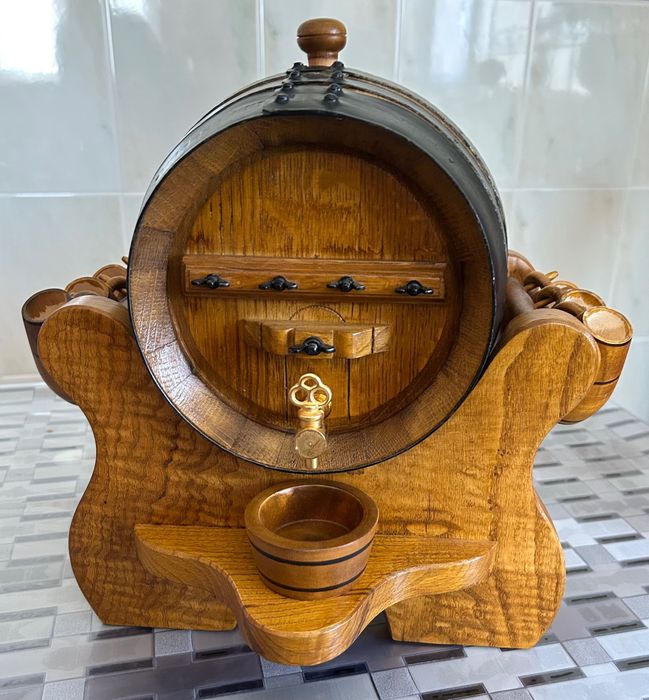 Pipo em madeira com suporte e copos