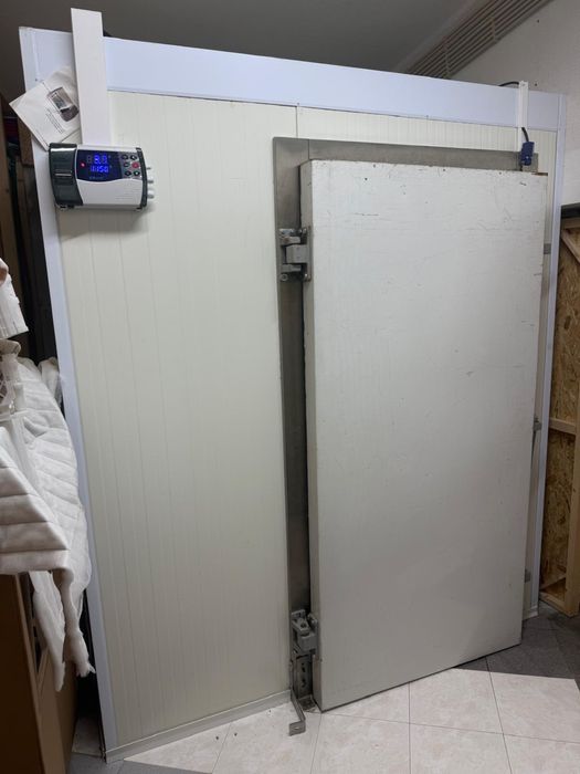 Vendo câmara frigorífica / arca de congelação completa.