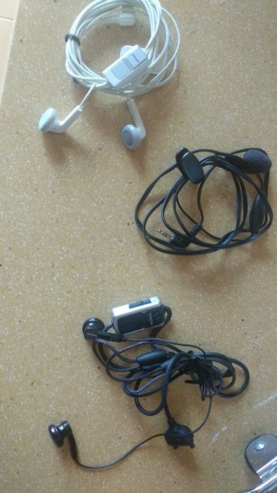 Phones de ouvido com intercomunicador para atender chamadas