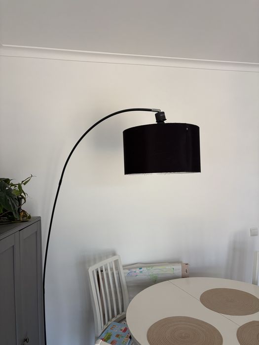 Candeeiro de pé em arco preto com abajour