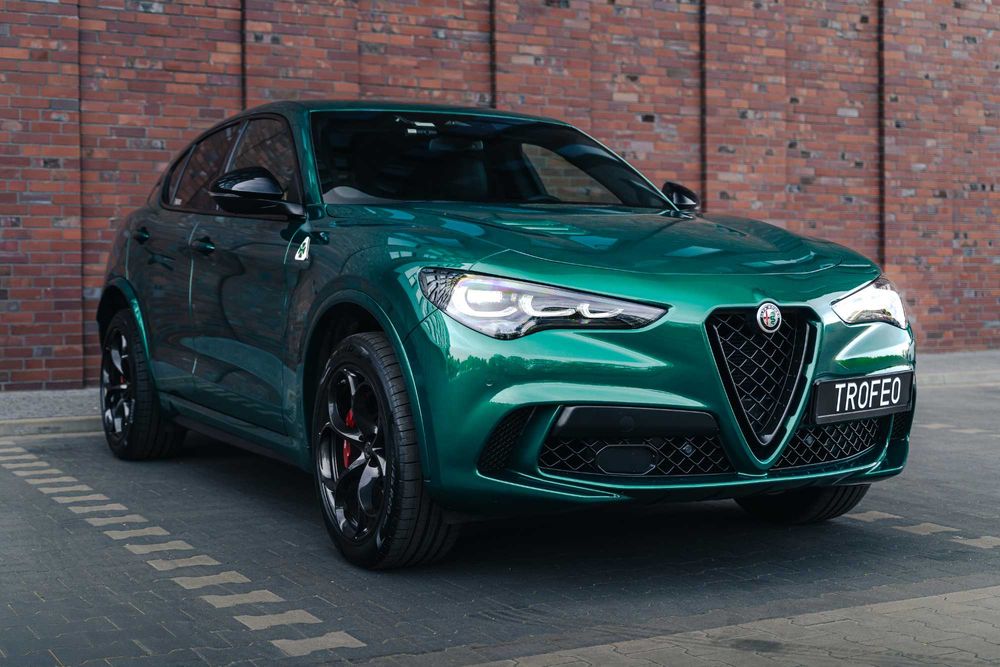 Alfa Romeo Stelvio Quadrifoglio V6 -wypożyczalnia samochodów