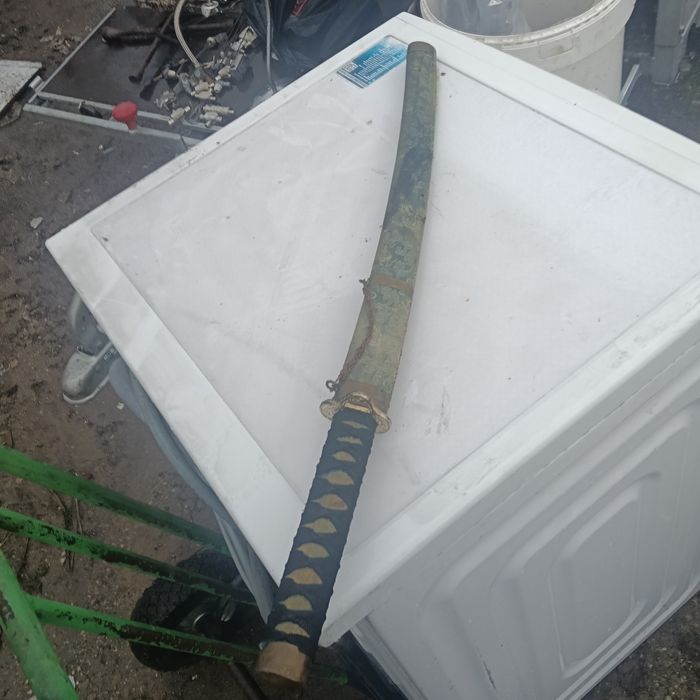 Cofre sem chave mais espada antiga