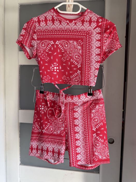 Czerwony Komplet Bandana – Crop Top z Wycięciem + Dopasowane Spodenki