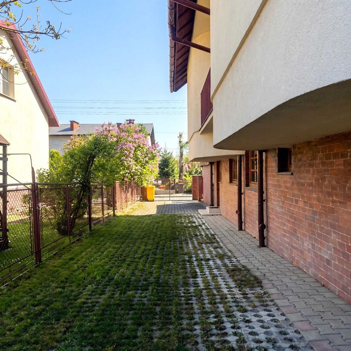 Dom w otoczeniu zieleni w centrum Jasła