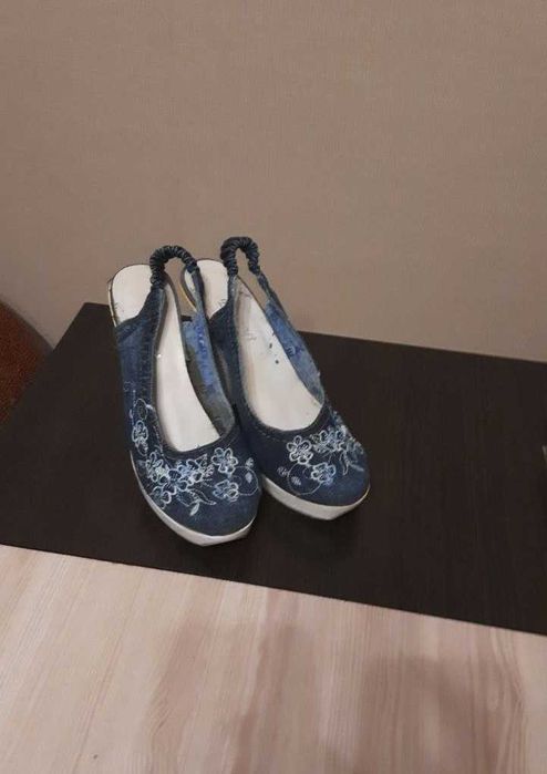 Женские туфли (босоножки)