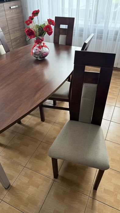 stół z krzesłami – solidny