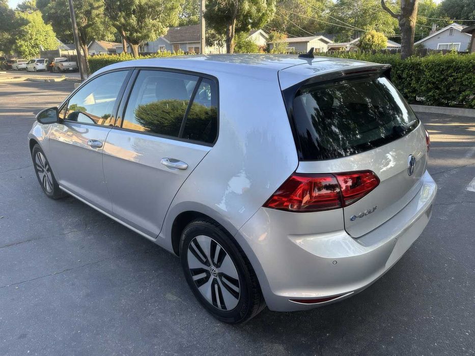 Volkswagen e-Golf      2015