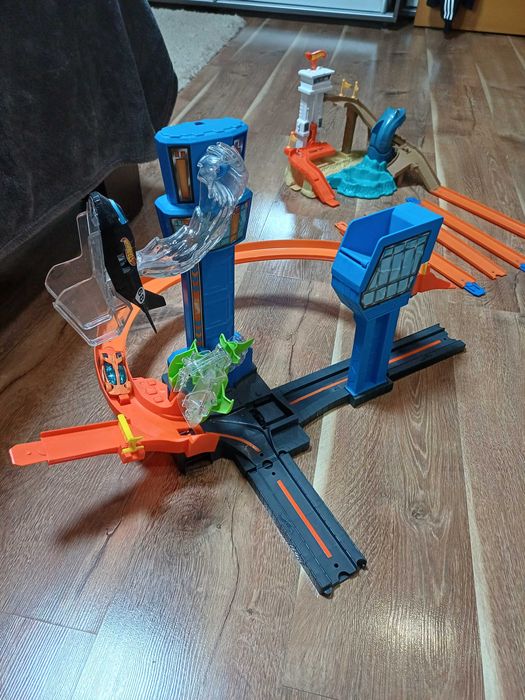 Продам два хот вилс