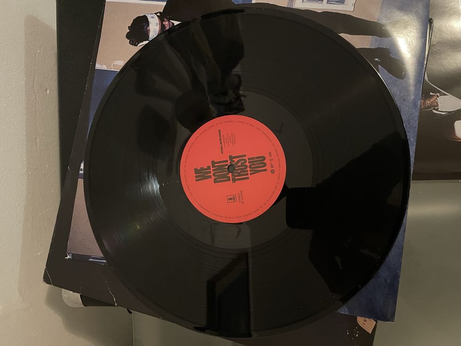 Gira-Discos Portátil + Vinil We Don’t Trust You