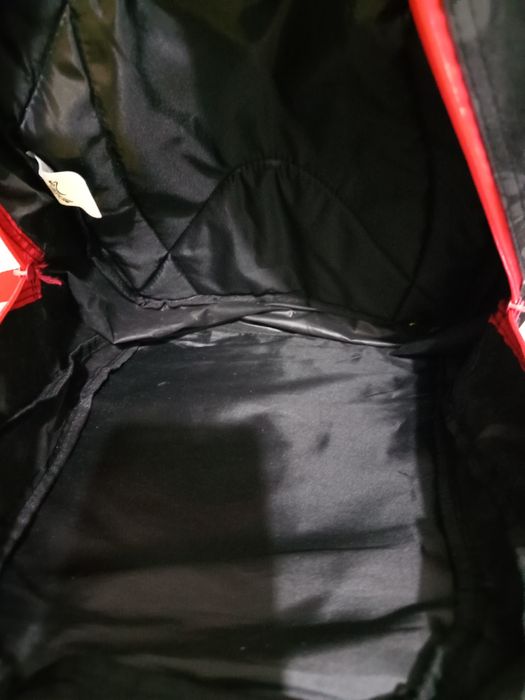 Mochila escolar nova.