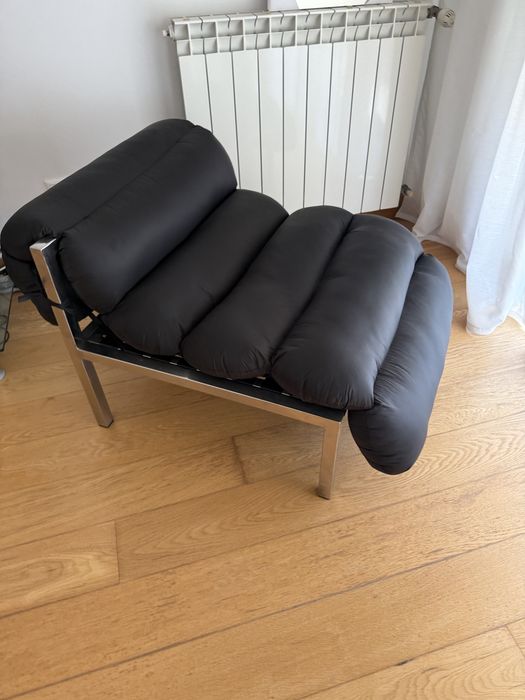 Poltrona de Design — Aço Cromado + Almofadas Tubulares Pretas