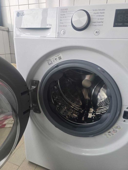 Máquina de Lavar e Secar Roupa