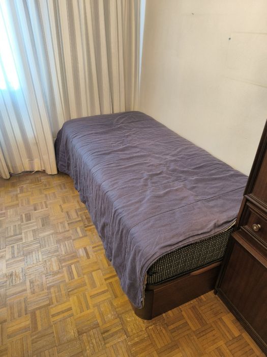 Cama singular com 190 x 90 com arrumação e colchão novo