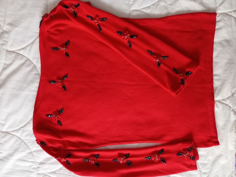 Світер з прикрасами з бісеру